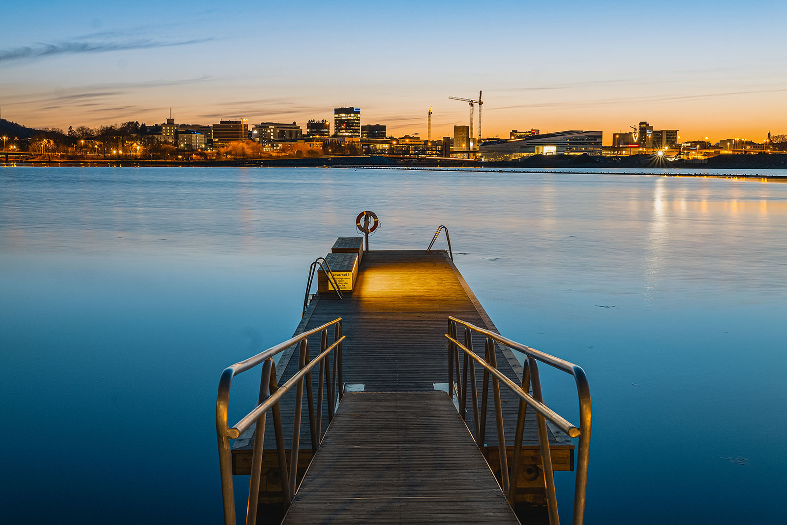 brygge ved sjøen i byen