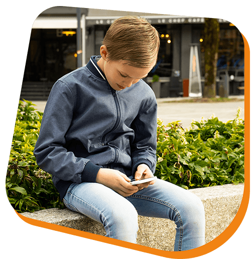 gutt med telefon.png