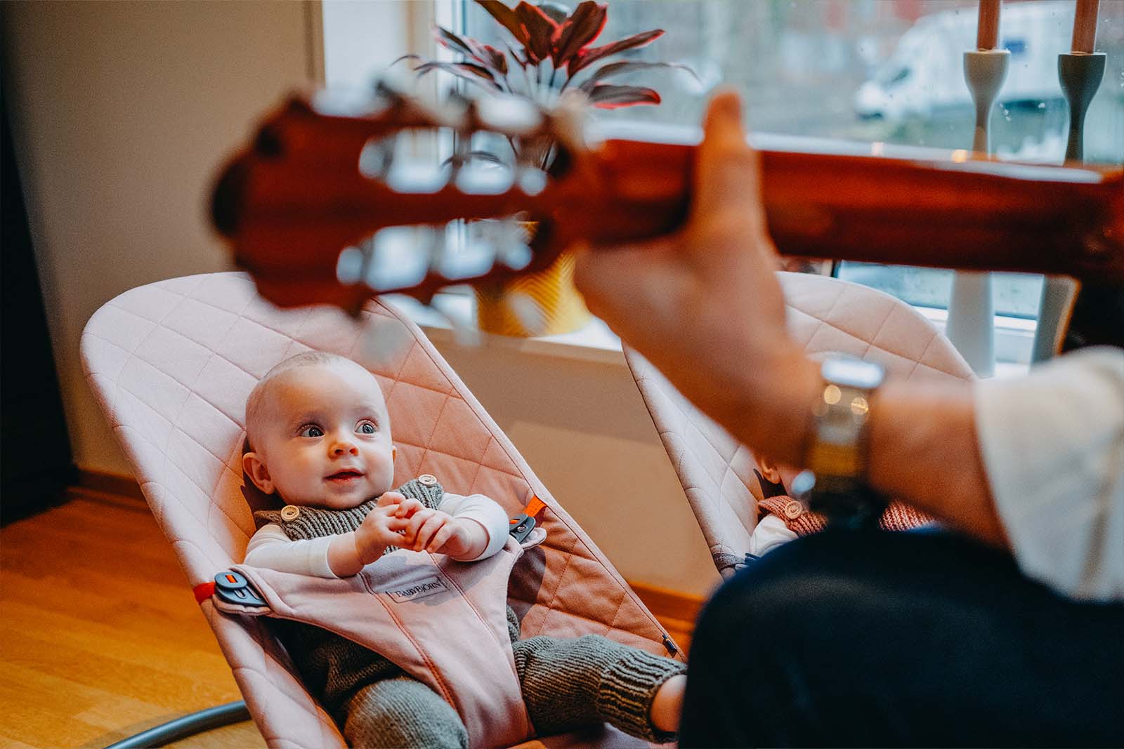 far spiller gitar for baby.jpg
