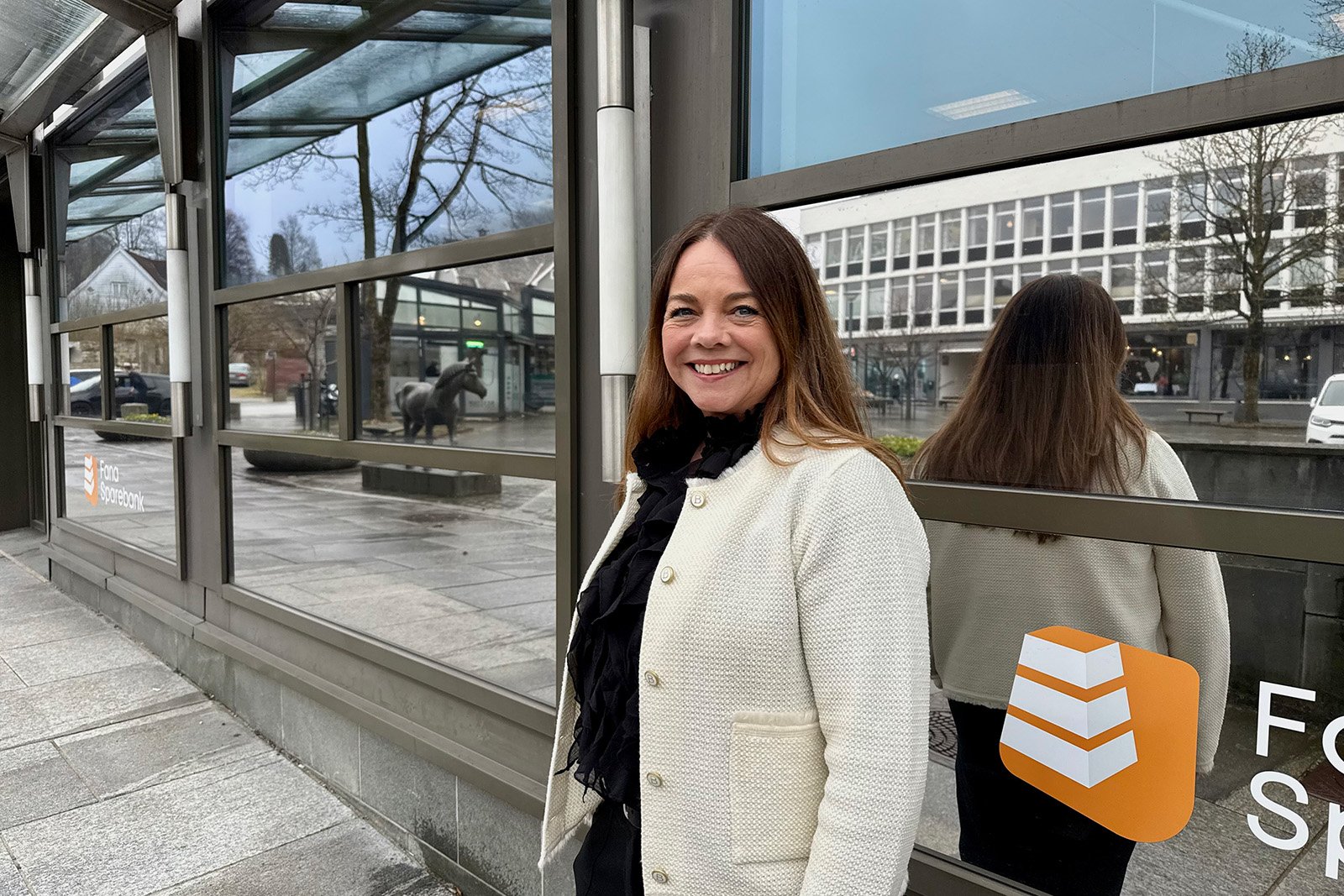 Cecilie utenfor banken