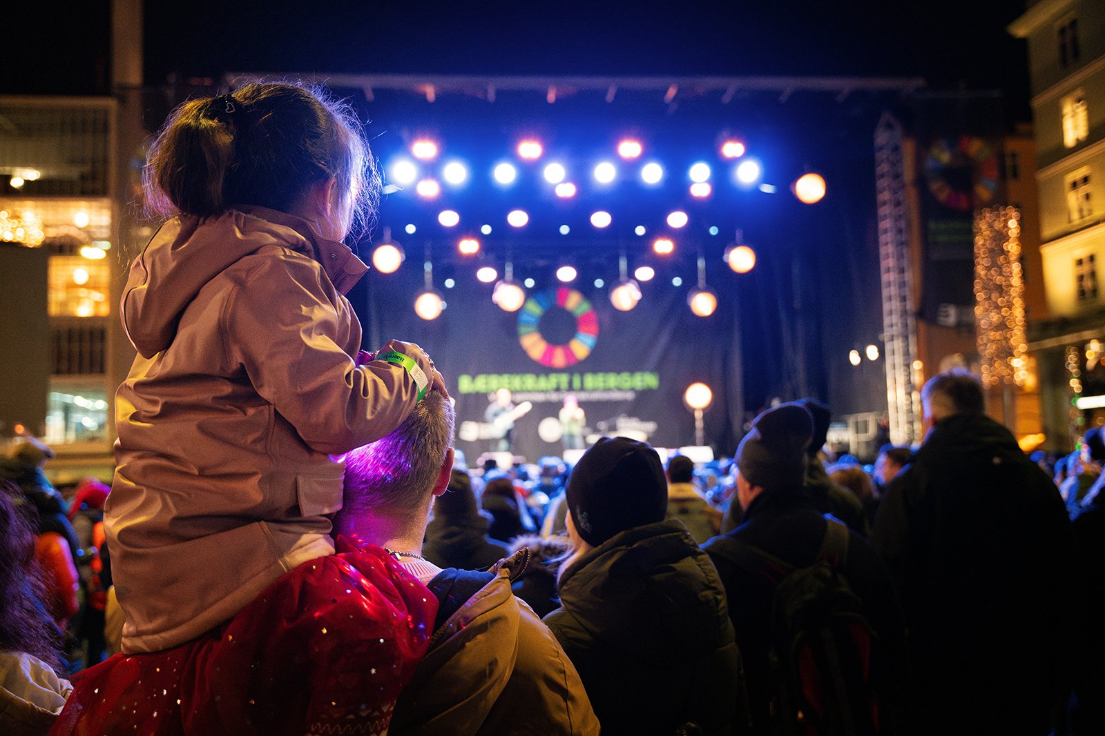 Mange mennesker på konsert på Torgallmenningen