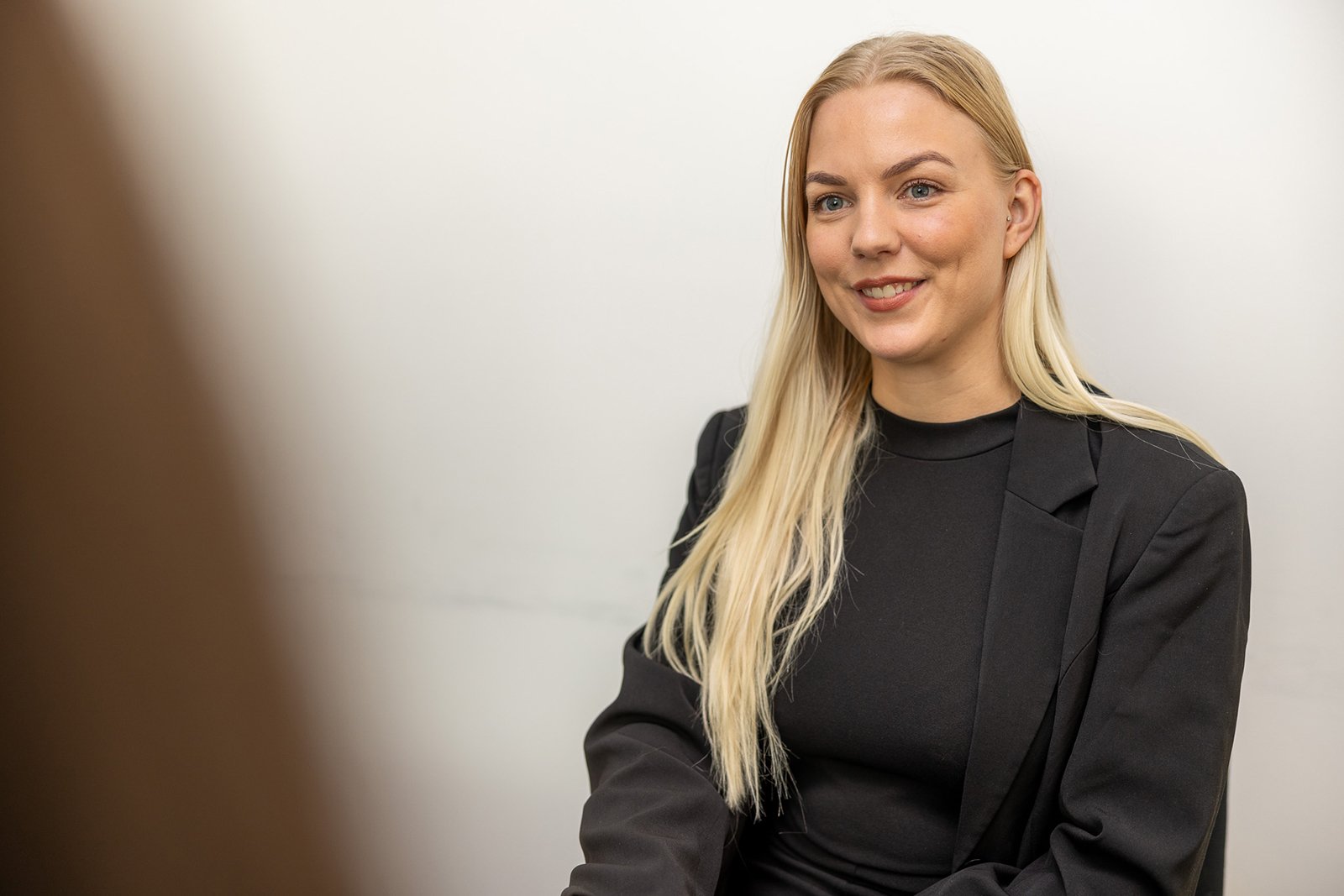 Rådgiver snakker med kunde