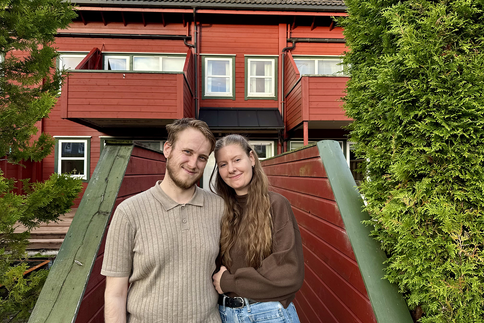 Sindre og Henriette utenfor leiligheten sin