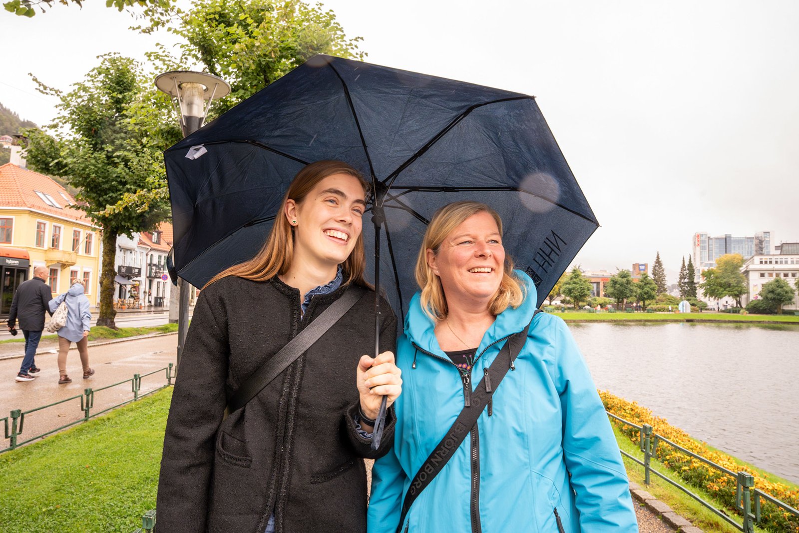 To damer under en paraply