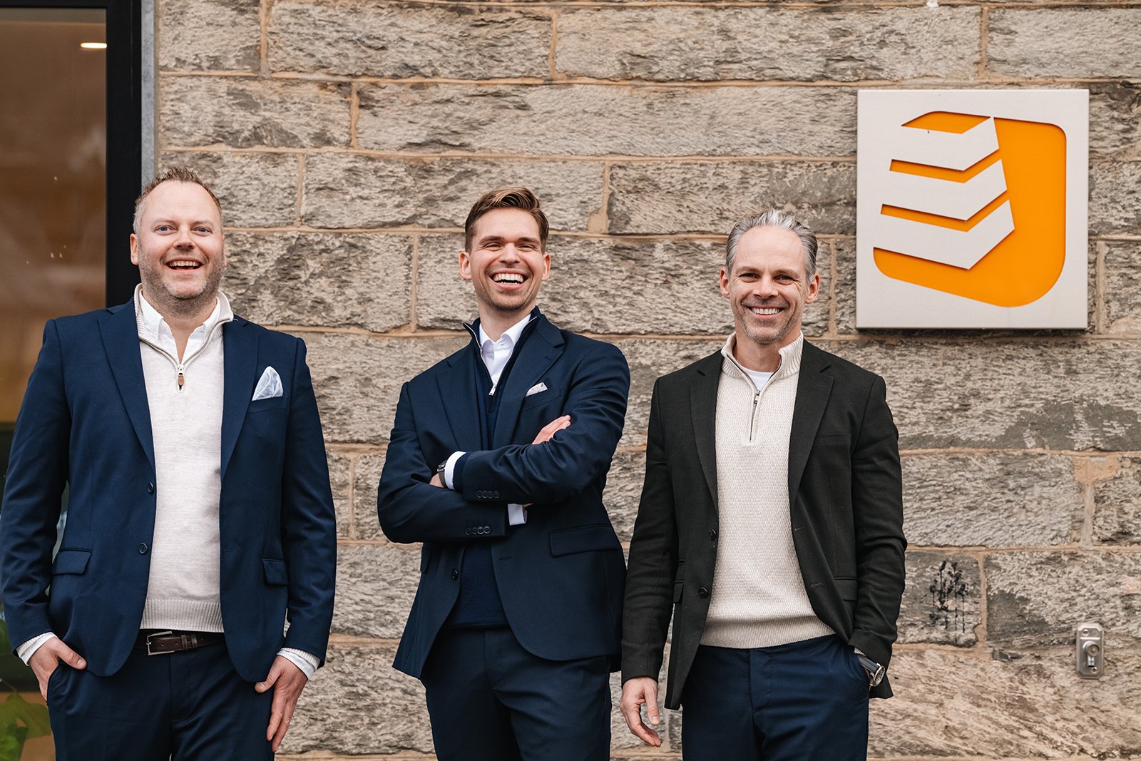 Tre meglere utenfor kontor i sentrum