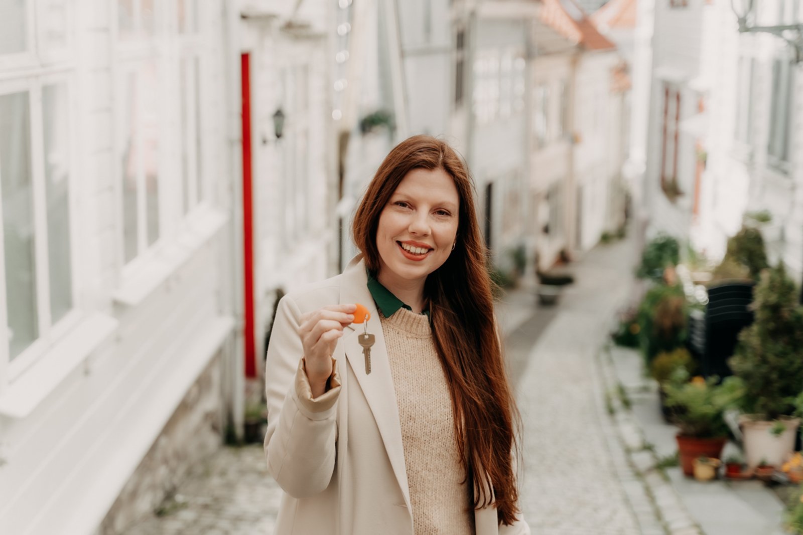 ung dame holder nokkel og står i smau