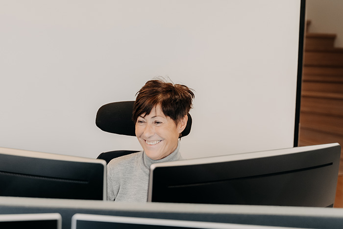 dame sitter og skriver på pc dame sitter og skriver på pc