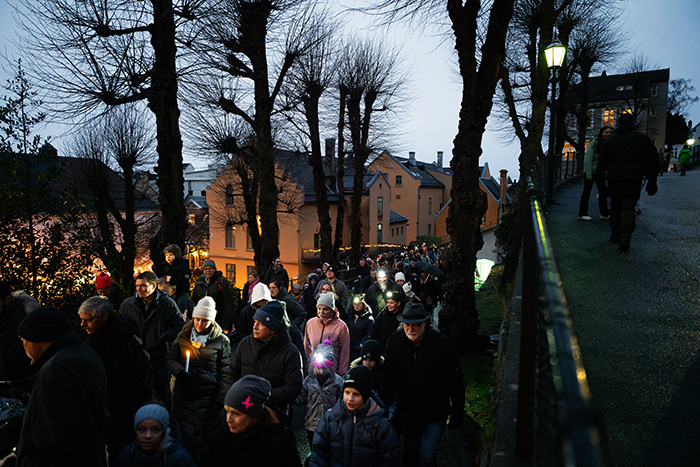 Mennesker som går lysløype mot Skansen i Bergen Mennesker som går lysløype mot Skansen i Bergen