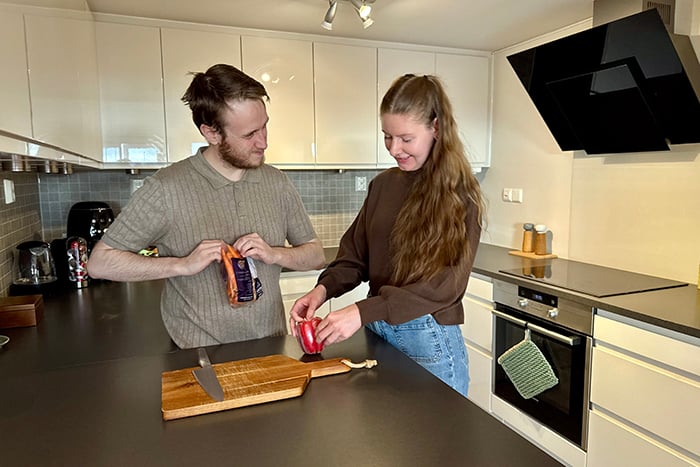 Sindre og Henriette står på kjøkkenet i leiligheten