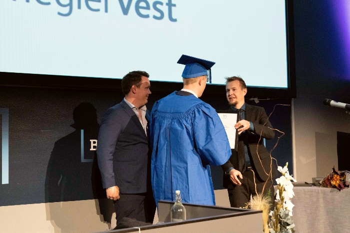 to menn overrekker pris til graduert student to menn overrekker pris til graduert student
