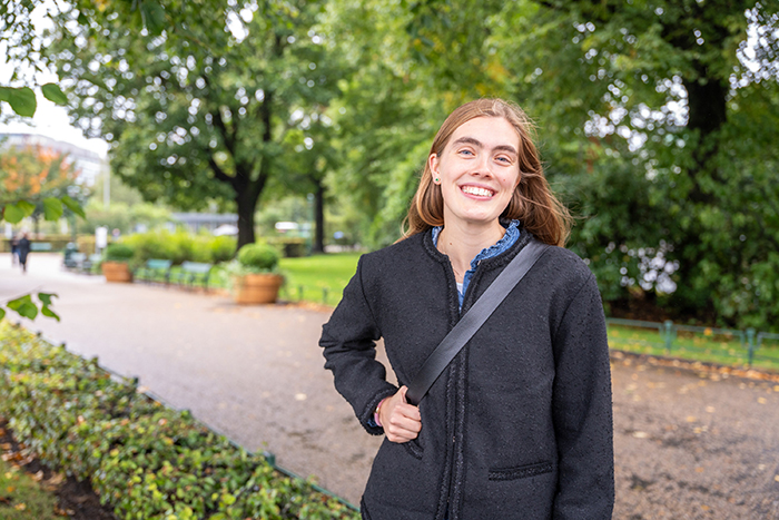 Ung dame i en park