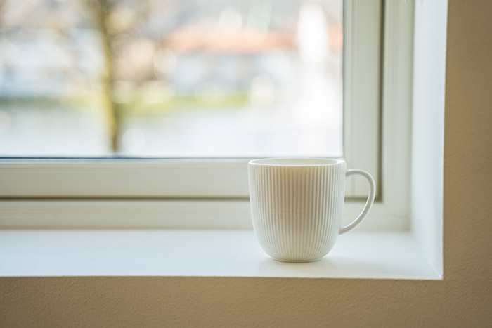 kaffekopp i vindu