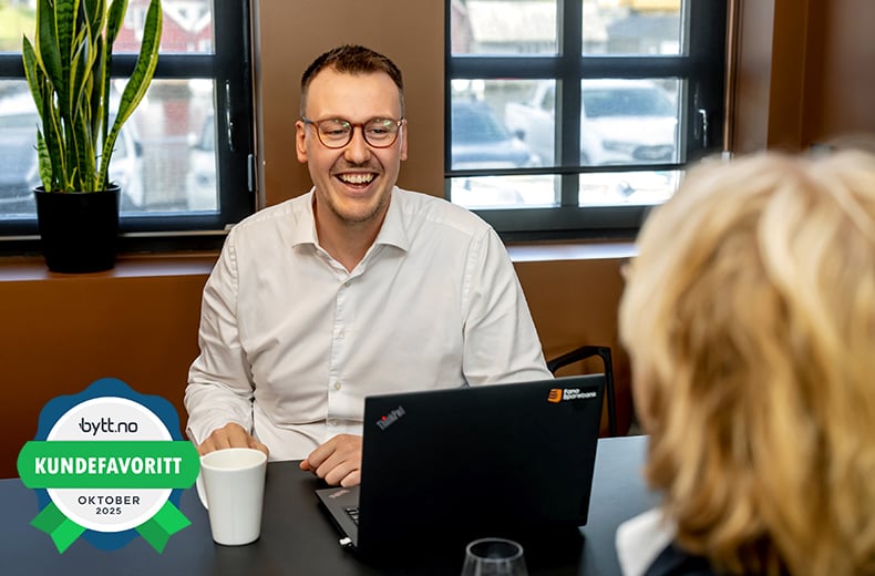 Radgiver med kvinnelig kunde