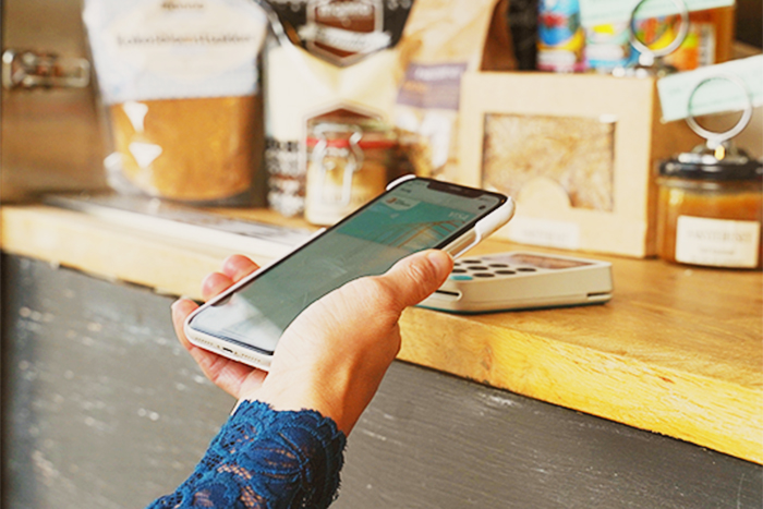 dame betaler med mobilen dame betaler med mobilen