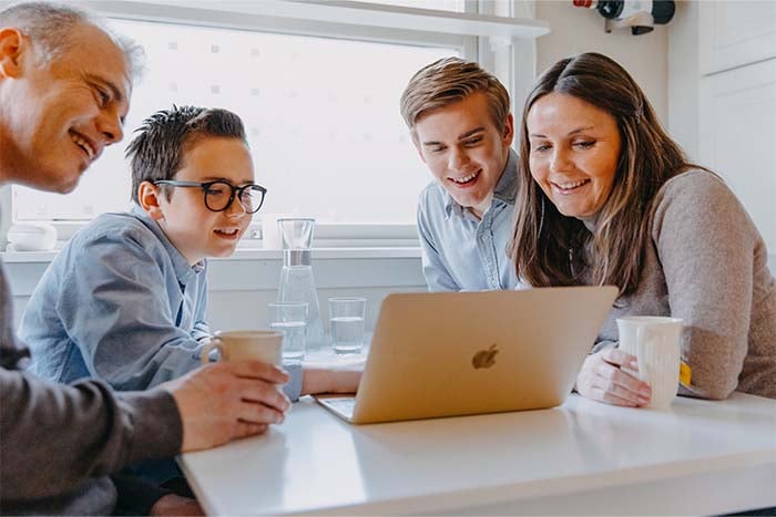 familie foran pc familie foran pc