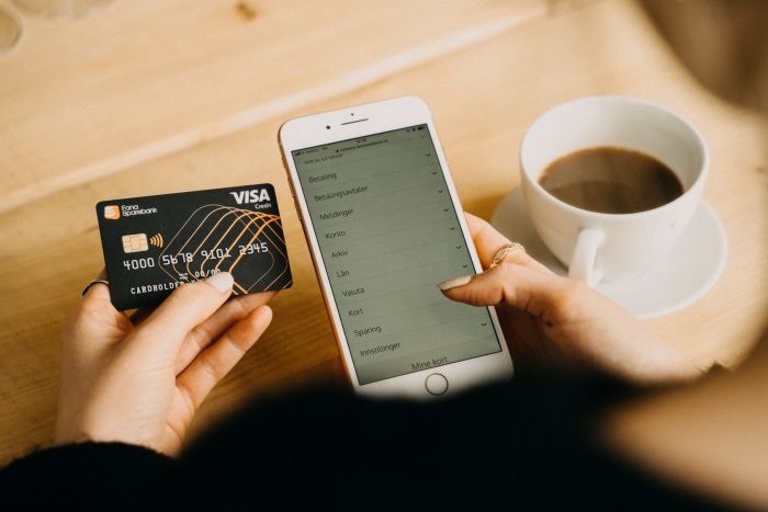 dame med kredittkort og mobilbank dame med kredittkort og mobilbank