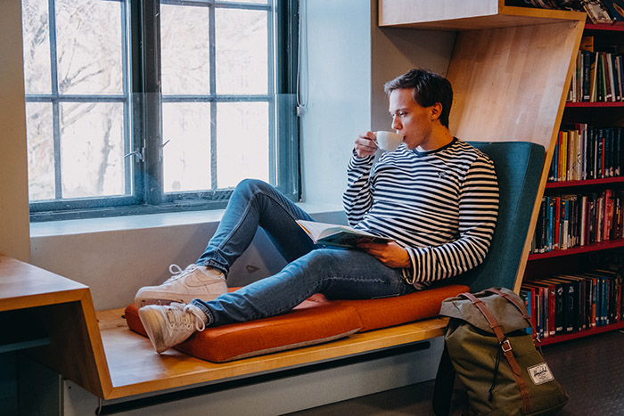 mann drikker kaffe mann drikker kaffe