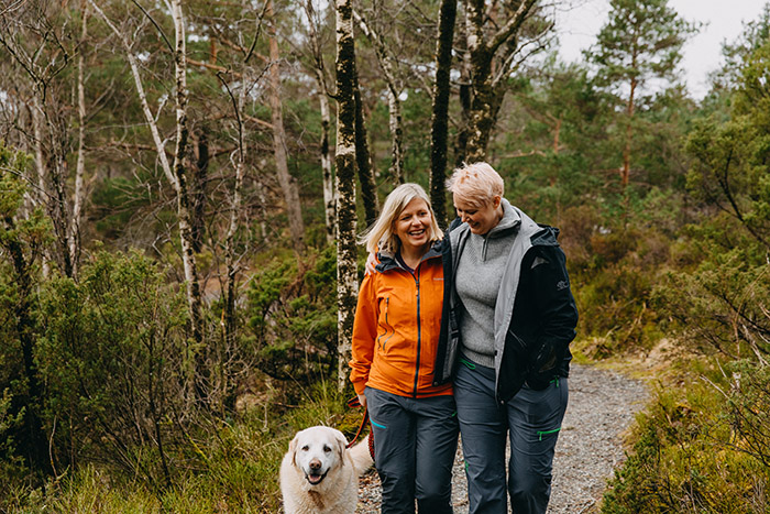 damer gar tur med hund damer gar tur med hund
